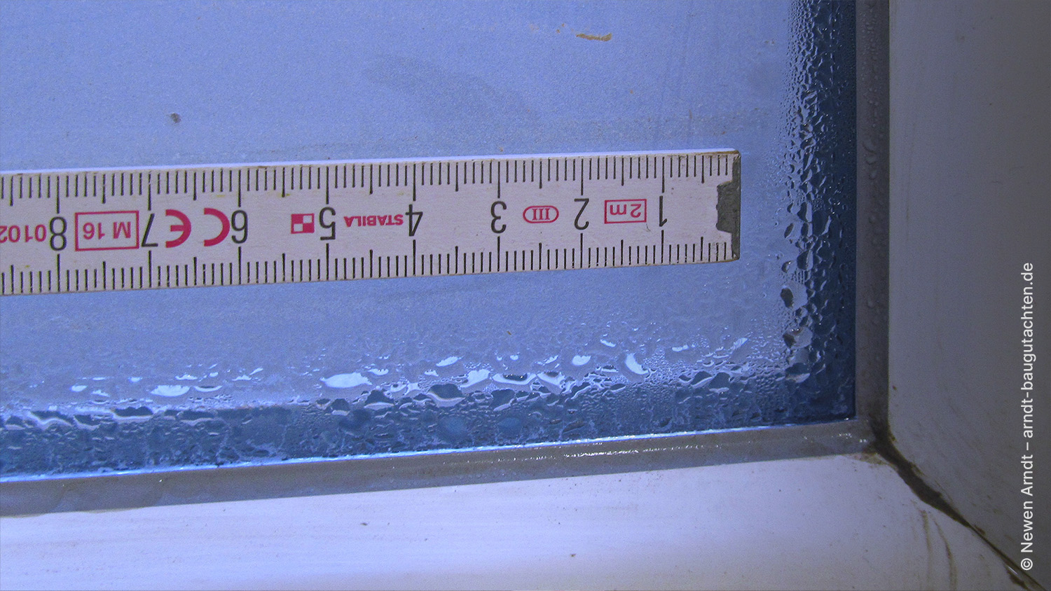 Bild 03 - Newen Arndt, Kondensat Tauwasser Fenster Verglasung Oberflächentauwasser an einem Verglasungsrand