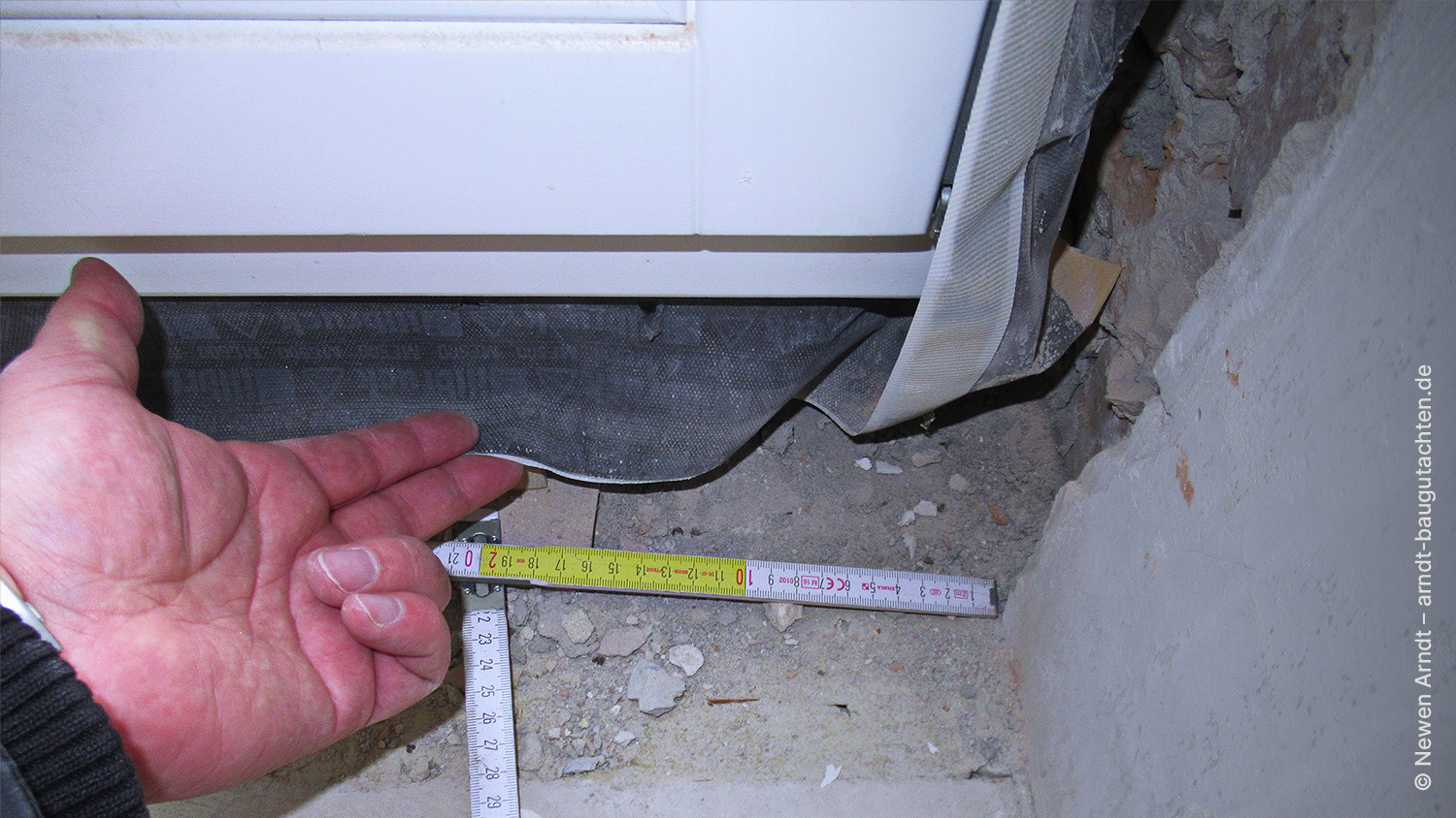 Bild 03 - Newen Arndt, Luftdichtfolie Verklebung Mangel Untergrund Untergrund für die luftdichte Verklebung eines innenseitig an ein Fenster angebundenen
Folienlappens noch nicht hergerichtet