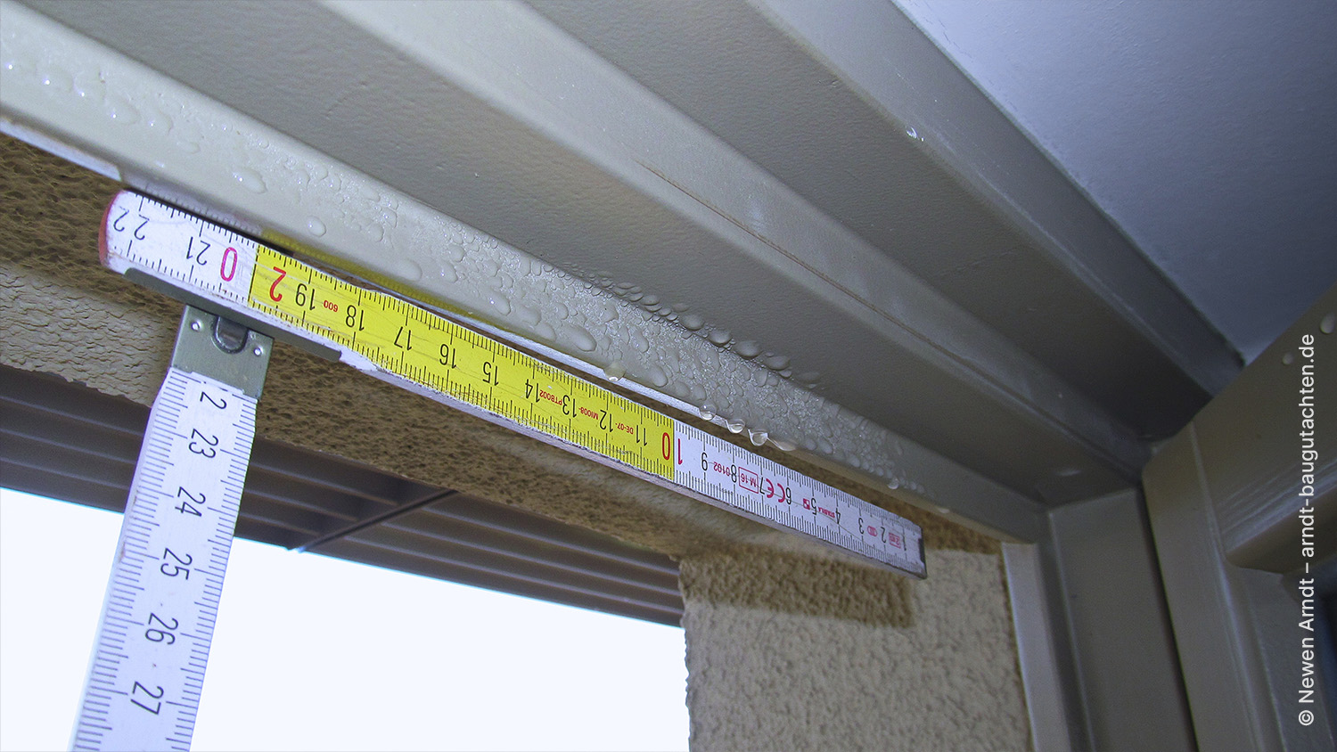 Bild 05 - Newen Arndt, Kondensat Tauwasser Konvektion Luft Feuchte Fenster Rahmen Tautropfenbesatz aufgrund konvektiv zu einem Fensterfalz geführter Raumluftfeuchte