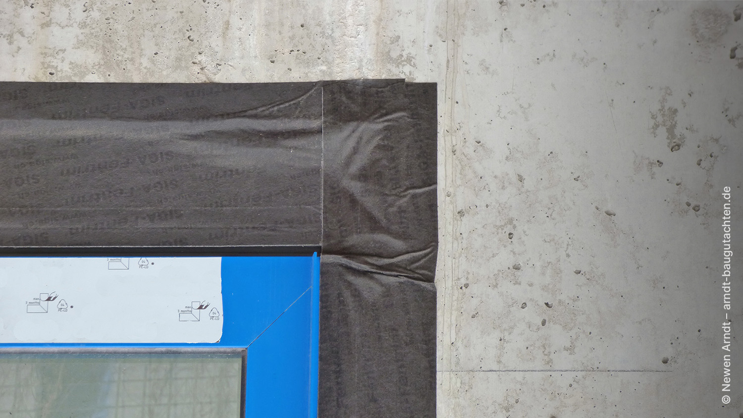 Bild 05 - Newen Arndt, Winddichtband Fenster Betonkonstruktion Für die Einbindung eines Fensters in eine massive Außenwandkonstruktion geeignetes und
unter Baustellenbedingungen sorgsam verklebtes Dichtband