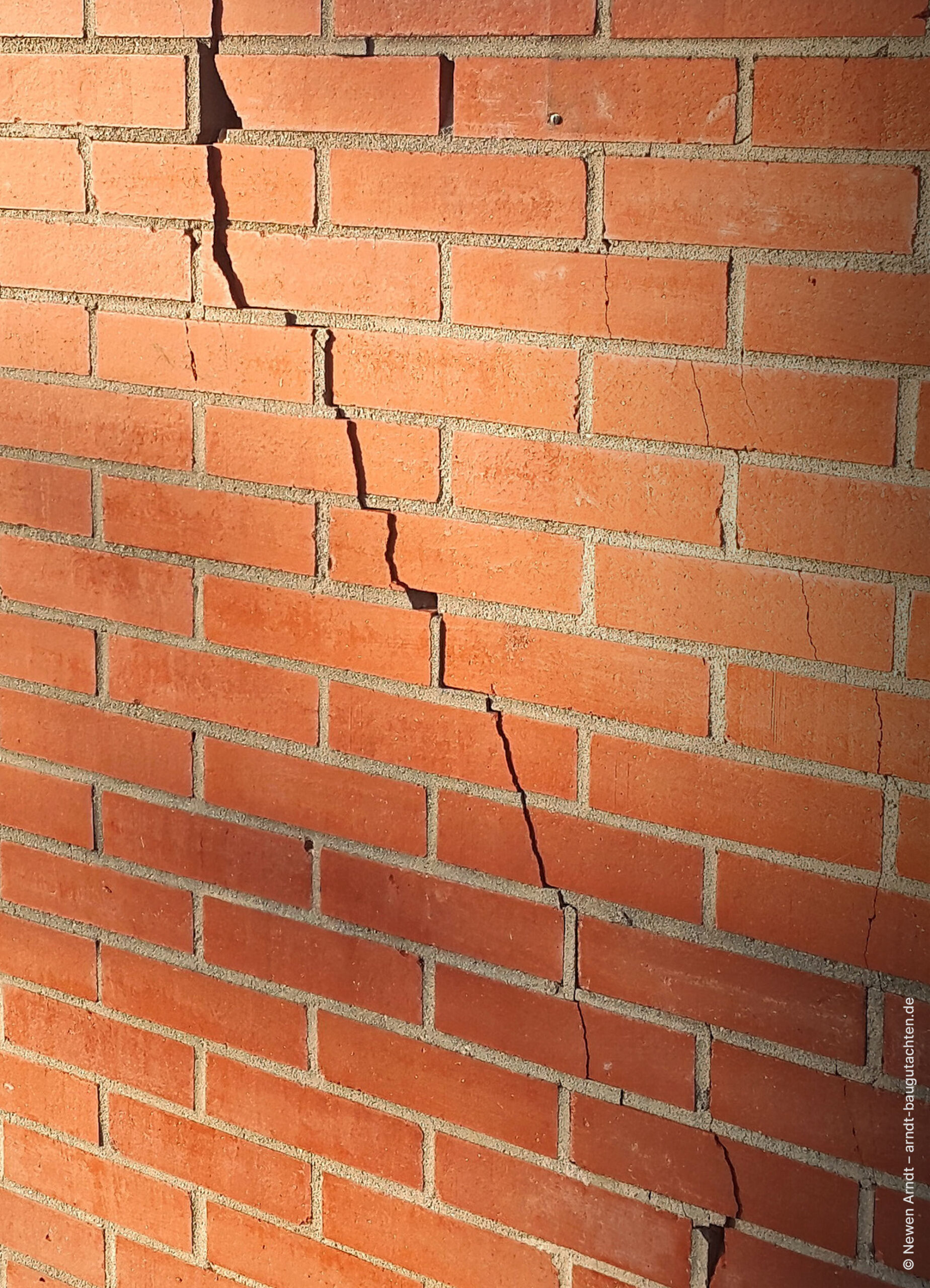 erheblicher Riss in der Verblendmauerwerksschale einer Fassadenkonstruktion