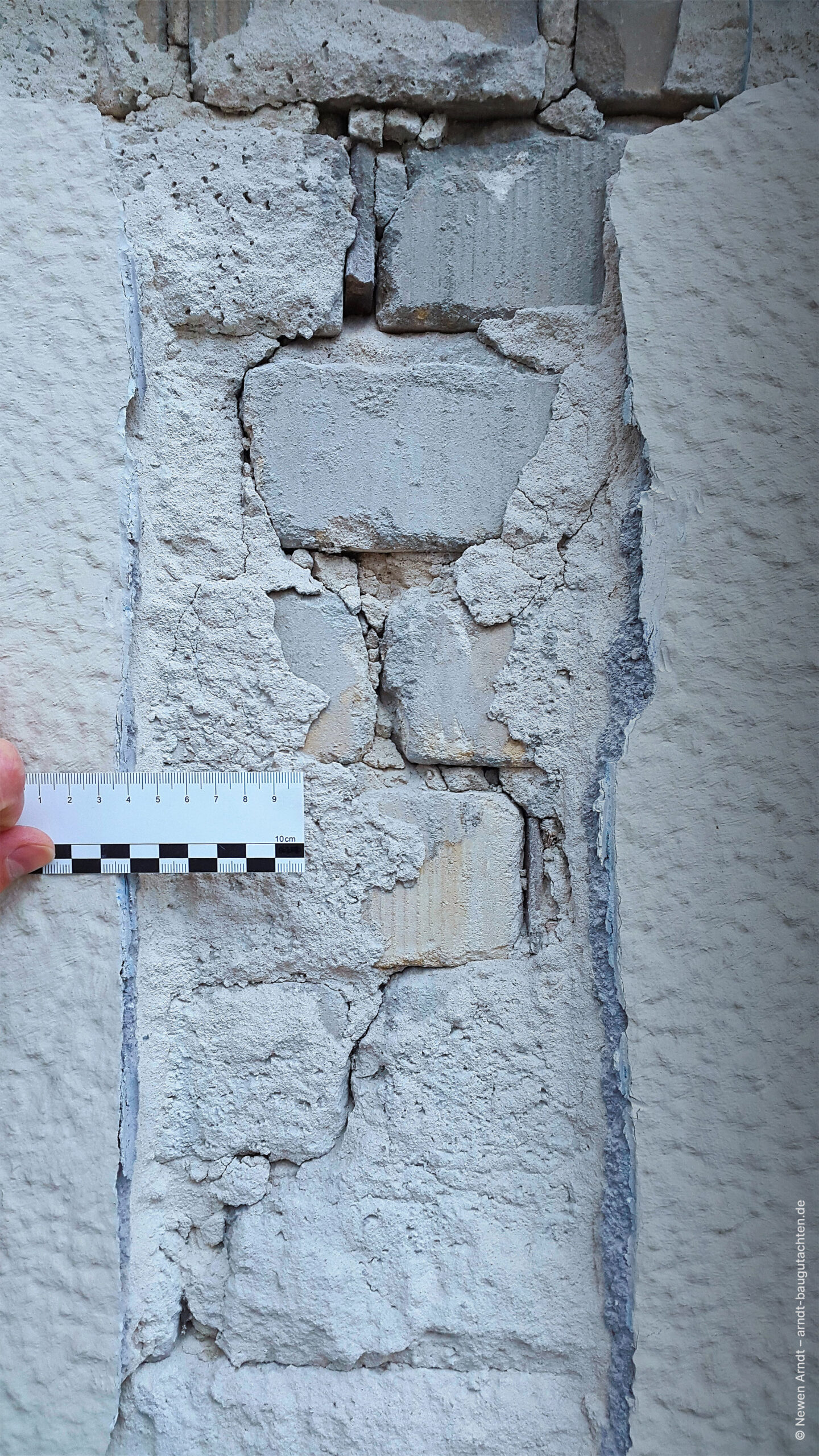 Fassadenputzöffnung an einem Mauerwerksriss
