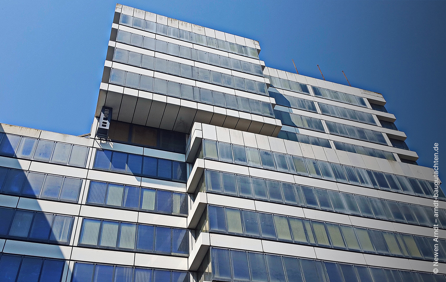 Bild 09 - Newen Arndt, Fassade Verwitterung Ablagerungen Hochhaus Ausgeprägte Ablagerungen in den oberen Bereichen eines Hochhauses