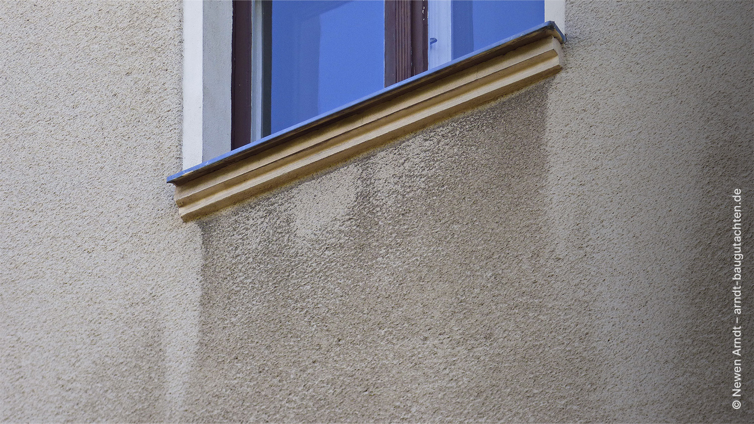 Bild 10 - Newen Arndt, Fassade Verschmutzung Bild geringe Regen Überspülung Charakteristisches Verschmutzungsbild unter einem, die Putzüberspülung abschirmenden, Fenstersims.