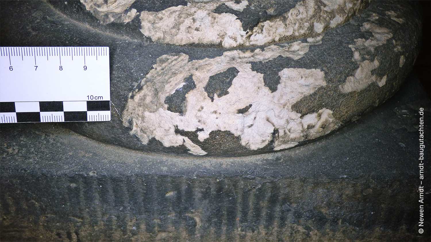 Bild 11 - Newen Arndt, Fassade chemisch gebundene schwer lösliche Kruste Sandstein Schwärzliche Kruste an einem Sandsteinbauteil